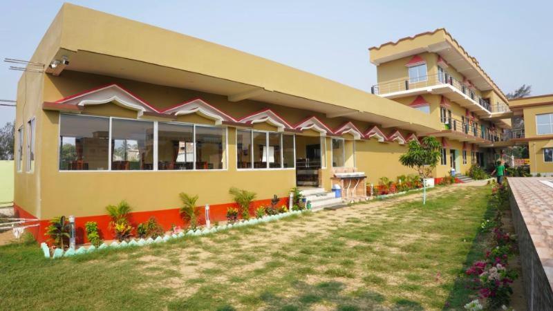 Resort Saikat Saranya Мандармони Екстериор снимка